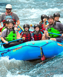 Family_enjoying_rafting (1)