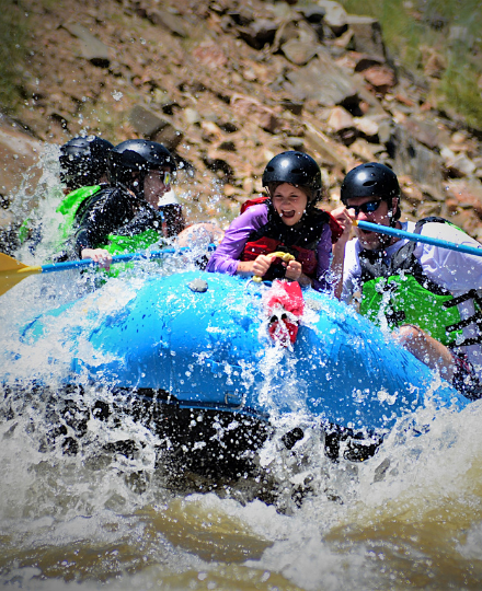 Family_enjoying_rafting